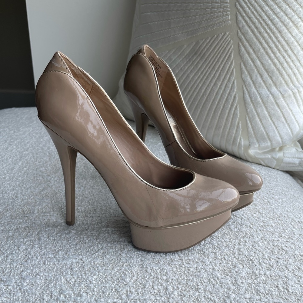 Jennifer Lopez nude almond toe platform pumps 7.5